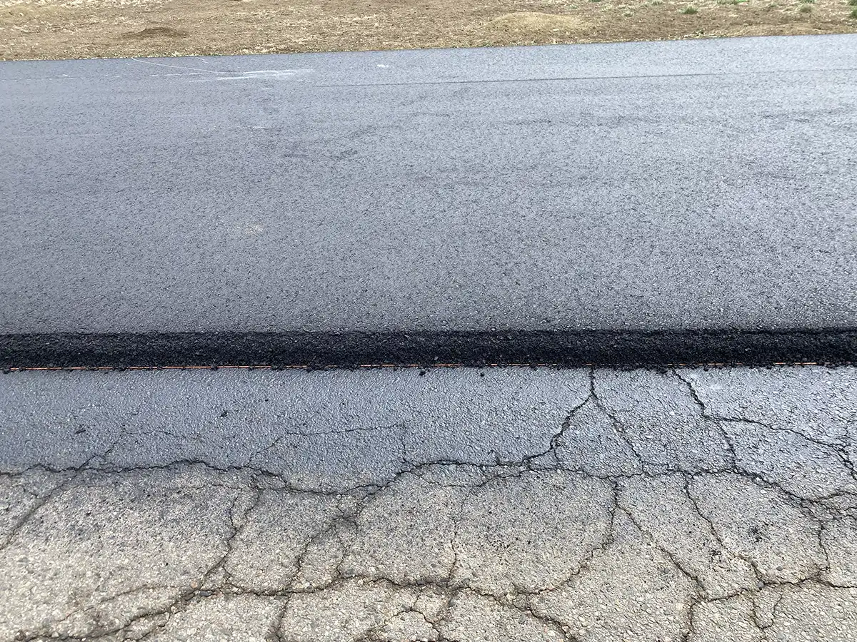 Roller compacting Elastiko ECR asphalt